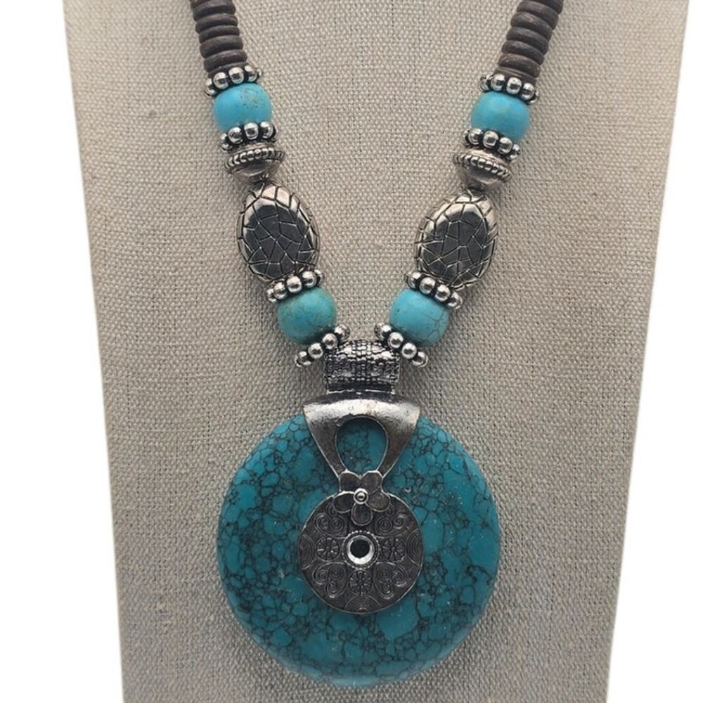 Turquoise Medallion Pendant And Wood Beads Statement Necklace - Modern Chic